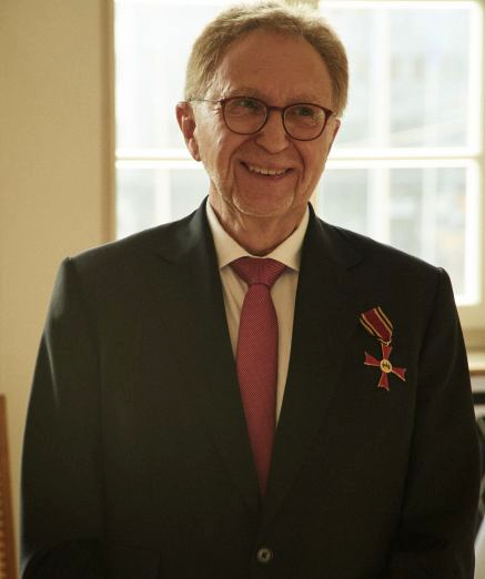 Das Bundesdienstkreuz für PD Dr. Peter Büttner